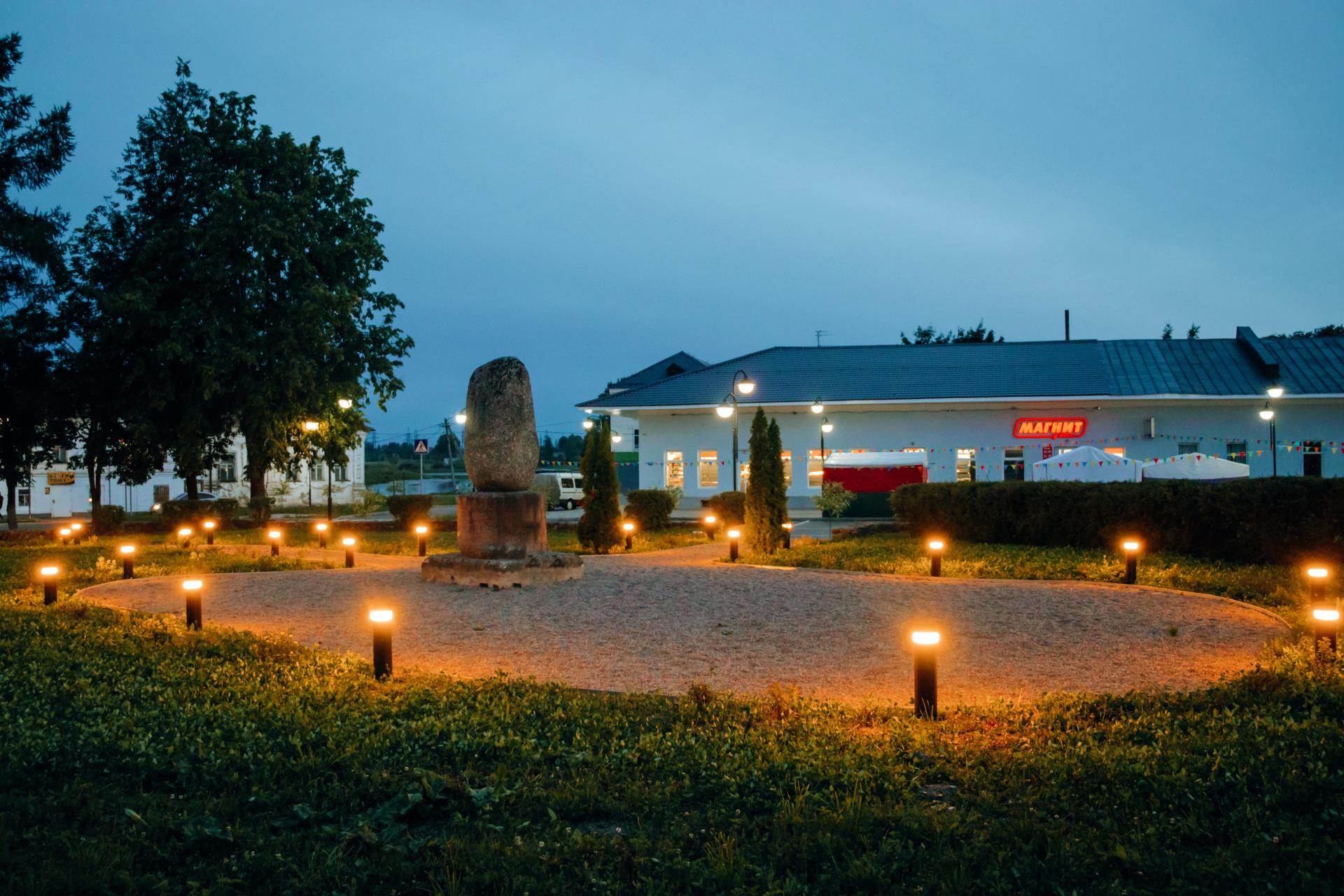 Ландшафтное освещение сквера - освещение памятника, г. Торопец, 2022
