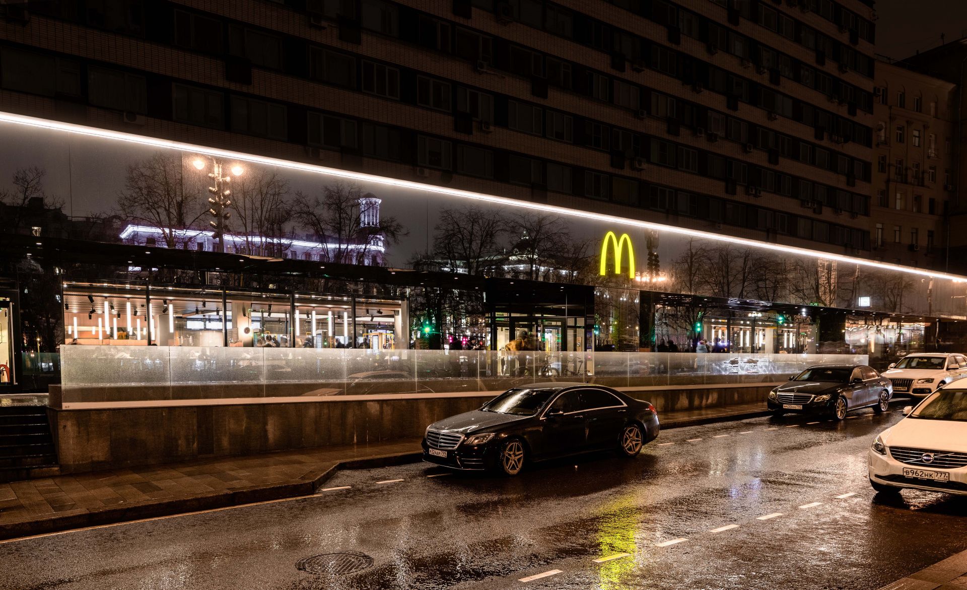 Современная подсветка первого в России Макдональдс