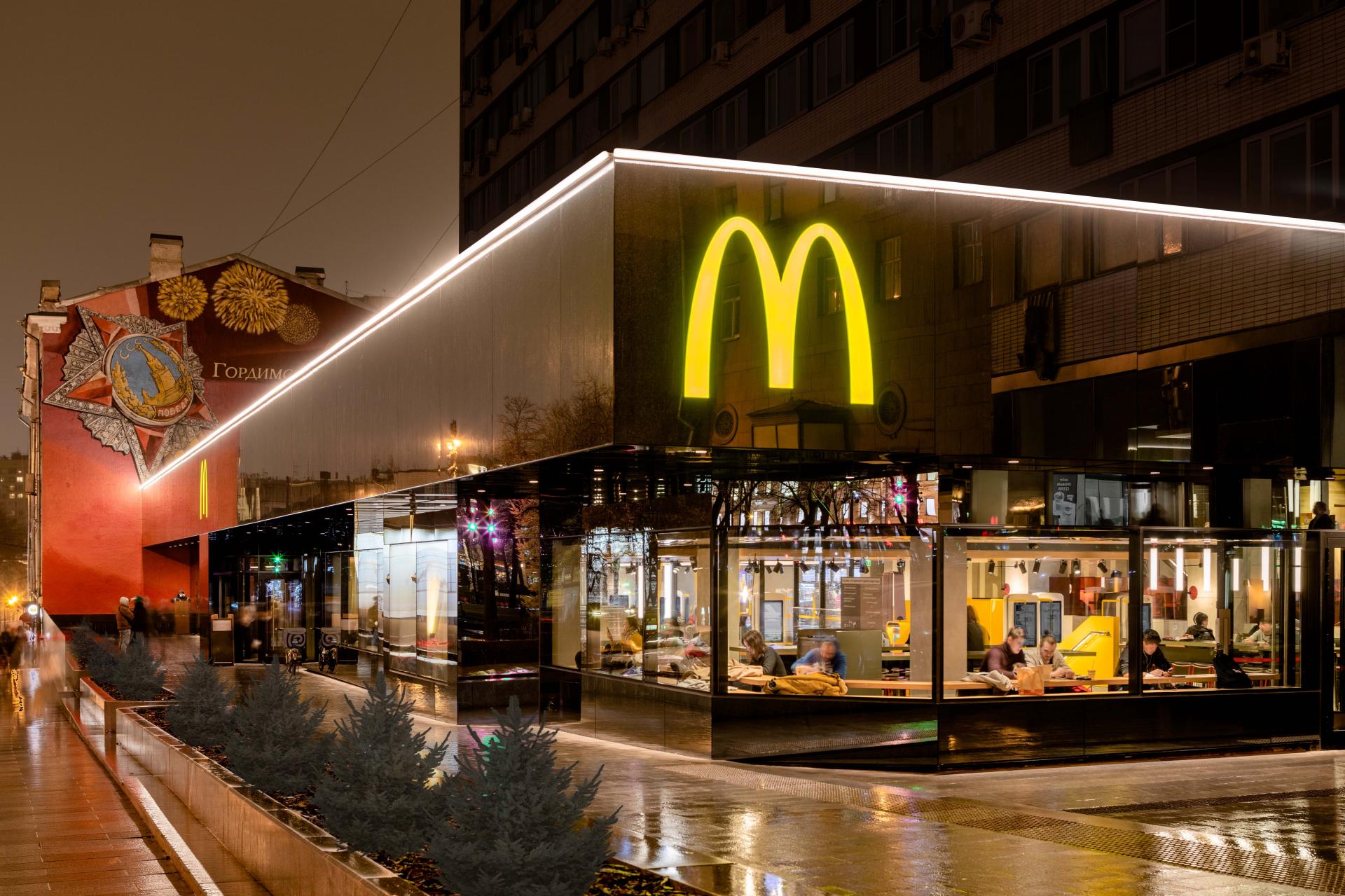 Обновленный McDonald’s на Пушкинской площади - освещение культурно-развлекательного центра, Москва, 2021