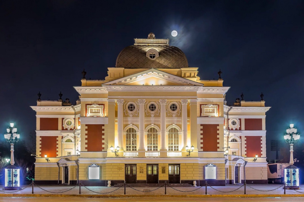 Иркутский академический драматический театр фасадное освещение RADUGA TM.jpg