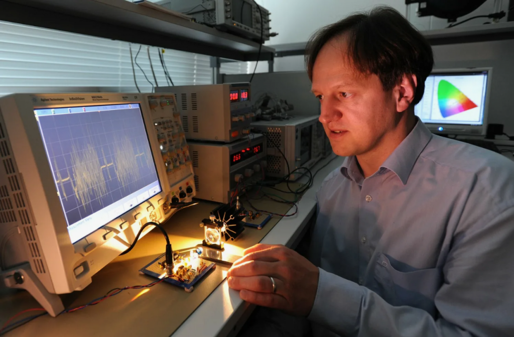 Харальд Хаас демонстрирует работу модулятора Li-Fi.png